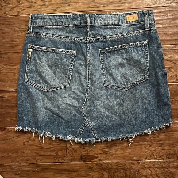 Paige Alethea Denim Curved Fray Hem Mini Skirt Size 30 (US 10) - Picture 2 of 8